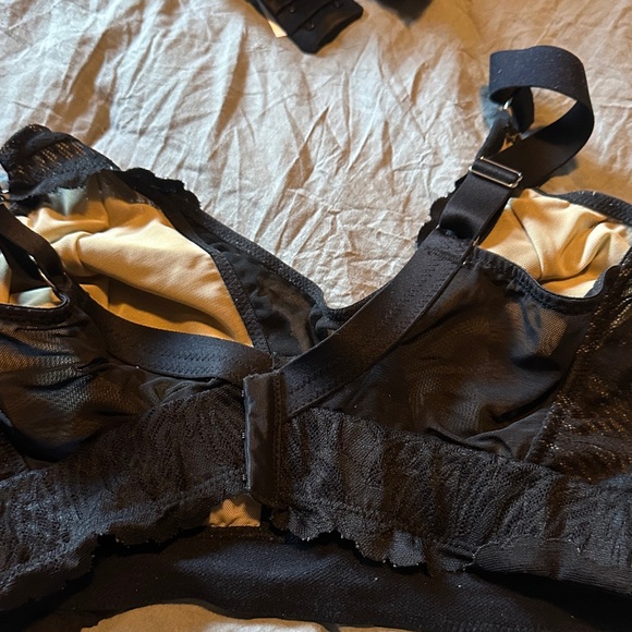 Elegant Black Lace Bralette - Picture 3 of 3